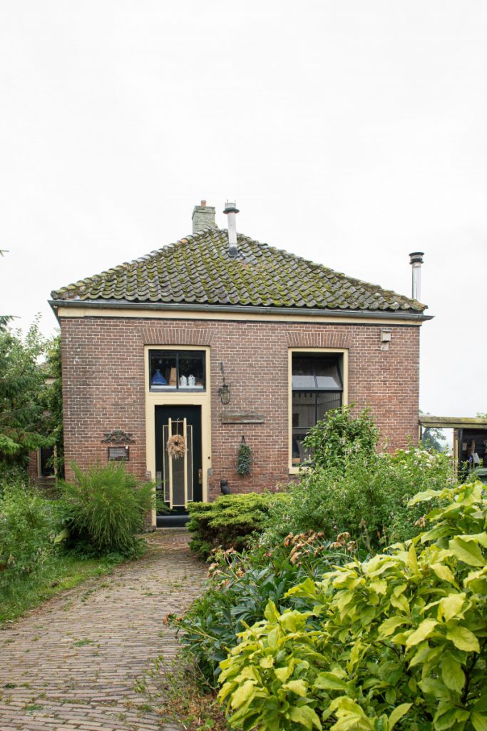 Schoolgebouw met onderwijzerswoning